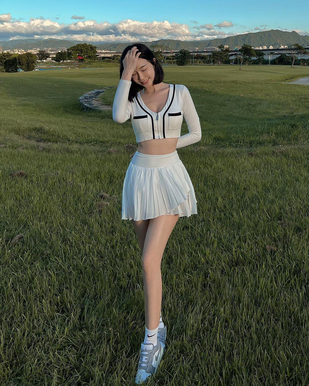 Huang Shangyan đẹp quyến rũ trong dáng váy ôm sát body, hở lưng.