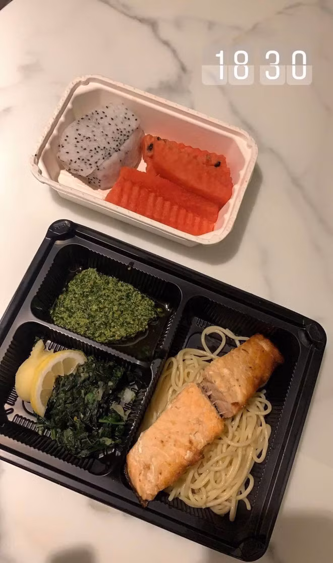 Sang ngày thứ 2, chàng thủ môn quốc dân vẫn tiếp tục đến thăm bạn gái. Lần này vẫn dắt theo cún cưng để Yến Xuân đỡ nhớ và không quên "tiếp tế" đồ ăn.