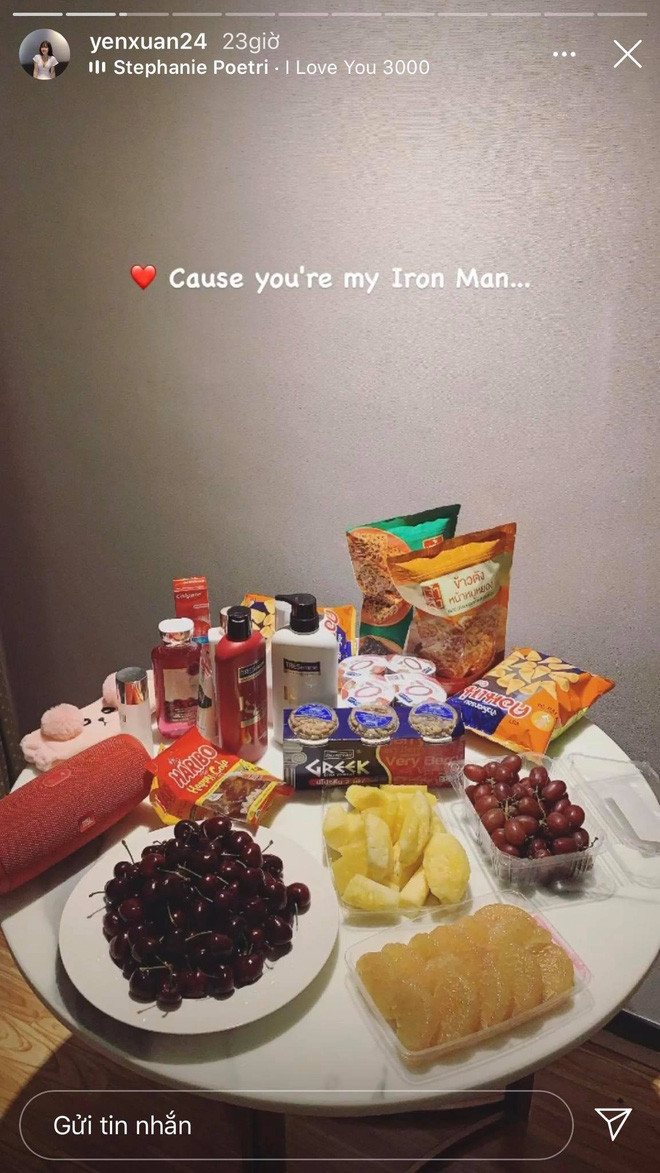 Theo Yến Xuân, thủ môn Đặng Văn Lâm ngày nào cũng dắt cún cưng của cặp đôi đến đi dạo ở dưới khu cách ly và mang đồ đạc cho người yêu.