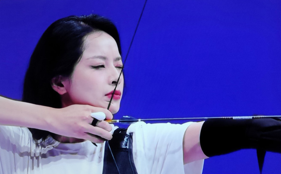 Với 27 điểm sau 3 lượt bắn, Chi Pu là người đứng đầu bảng vòng loại hạng mục dành cho nữ.