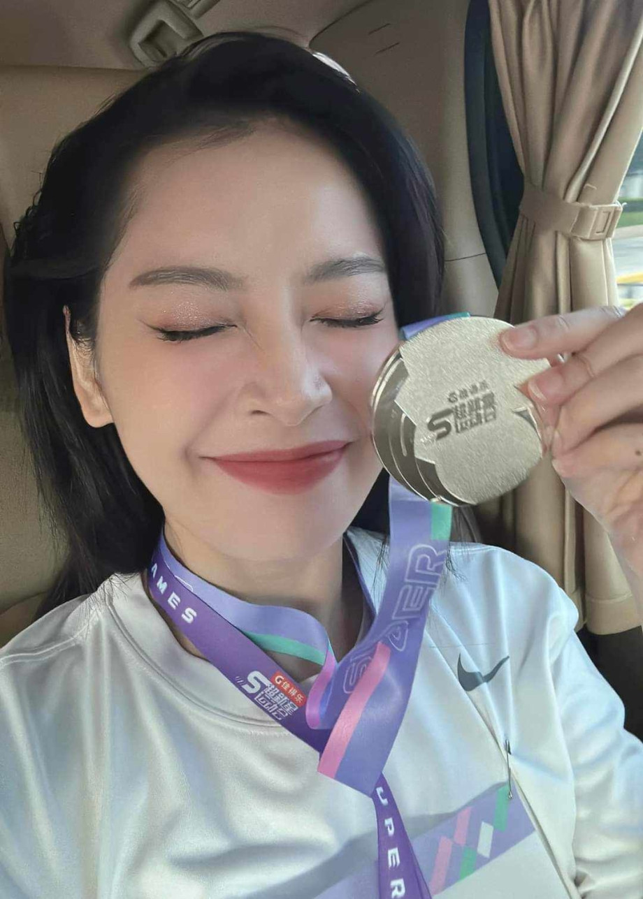 Chi Pu bắt đầu được khán giả và truyền thông Trung Quốc biết tới sau khi tham gia chương trình Đạp gió 2023. Với những sự thể hiện bất ngờ, sáng tạo, vẻ ngoài quyến rũ, người đẹp dần chiếm được cảm tình của khán giả Trung Quốc, giành vị trí thứ 6 trong đội hình chiến thắng chung cuộc của chương trình.