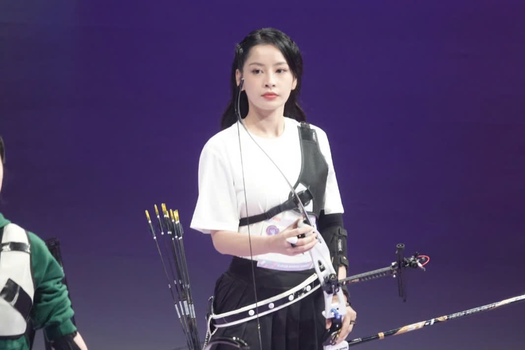 Khi theo dõi phần bắn cung của Chi Pu, MC của chương trình không chỉ khen ngợi thần thái của nữ ca sĩ Việt Nam mà còn dành những "lời có cánh" cho ngoại hình xuất sắc cùng sự đa tài của cô.