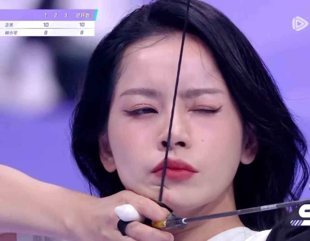 Mọi biểu cảm từ khi bước vào vị trí đến giương cung, bắn cung của Chi Pu đều được khán giả đánh giá cao.