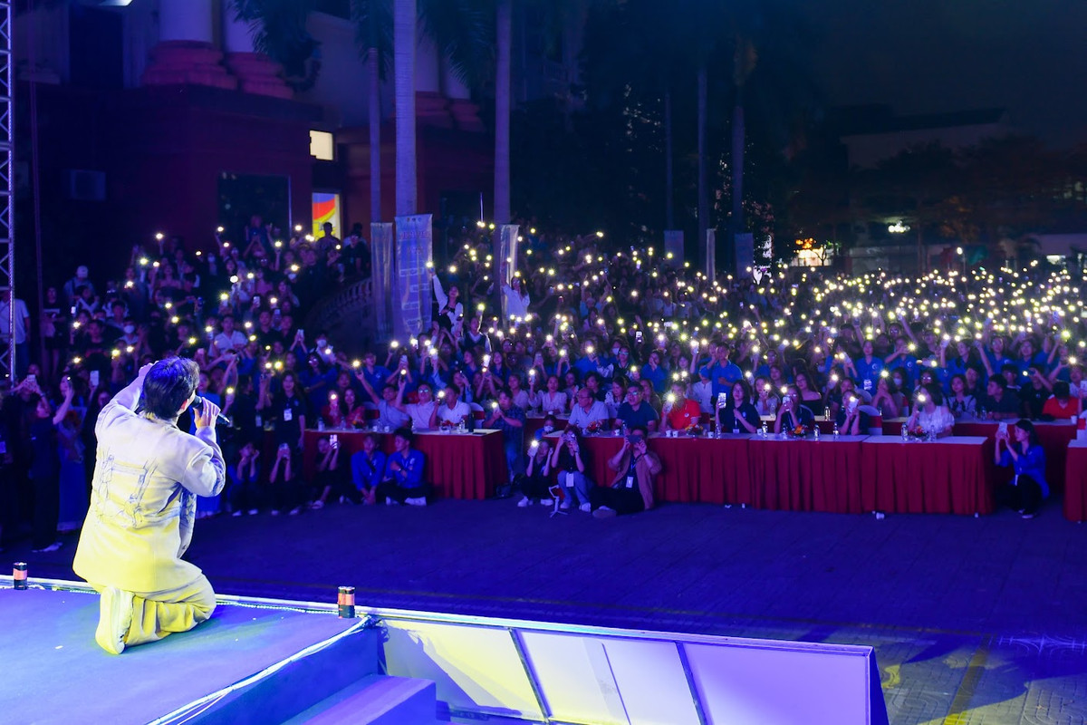 Bung chay cung dem nhac chao tan sinh vien K30 Dai hoc Phuong Dong-Hinh-5