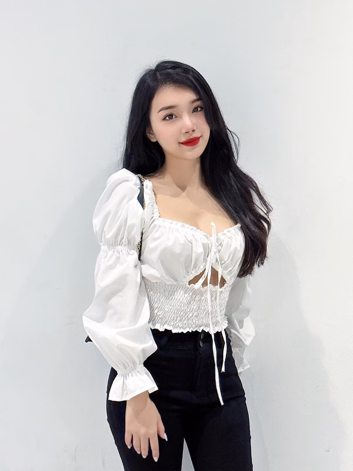 “Xinh xuất sắc luôn sếp ơi”; “Đẹp quá”; “Em đẹp lắm”; “Dáng siêu xịn xò”... là những lời khen dành cho những bức ảnh khoe dáng cực mê của Minh Anh ở bãi biển.