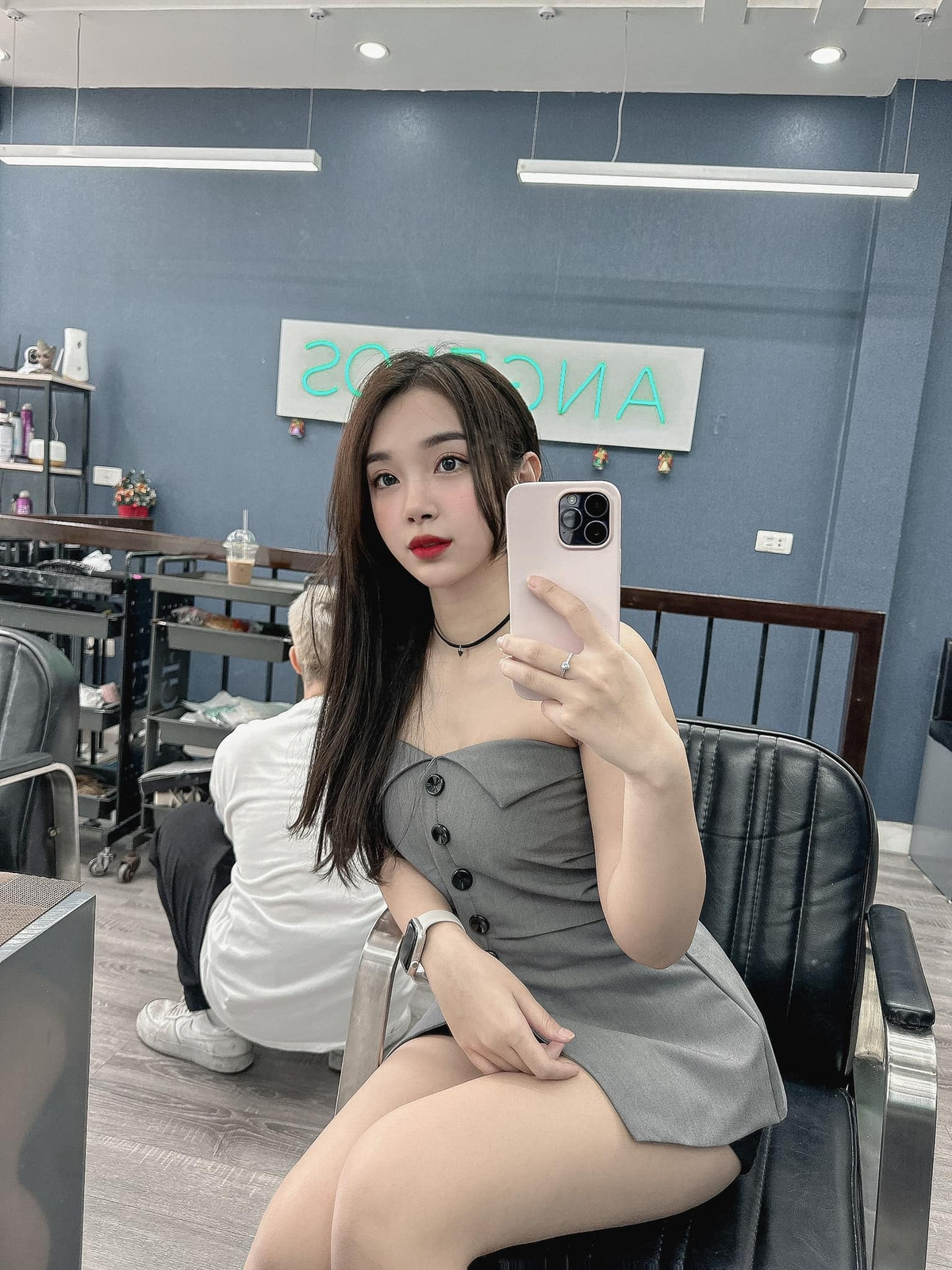 Dẫu vậy, mới đây, hot girl 23 tuổi đã khiến các fan trầm trồ với bức ảnh diện bikini màu đen hấp háy khoe vòng 1 căng tràn.