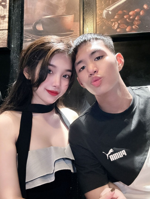 Bà xã tương lai của hậu vệ đang thuộc biên chế CLB CAHN sinh năm 2000, lớn hơn anh 2 tuổi.