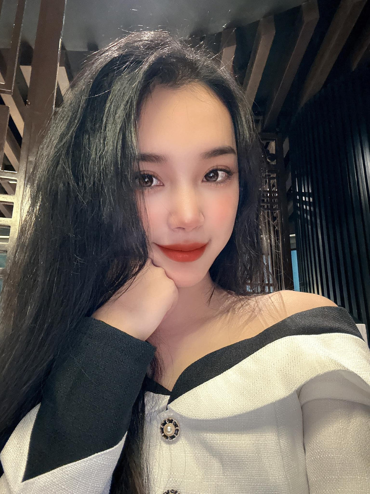 Tất nhiên, Giáp Tuấn Dương cũng không thể đứng ngoài cuộc. Hậu vệ U22 Việt Nam này bông đùa vợ sắp cưới: “Ghê vậy luôn”. Đáp lại, Minh Anh bình luận: “iu cùng biểu tượng trái tim”.