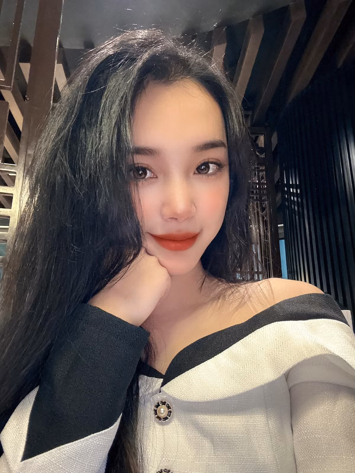 Tất nhiên, Giáp Tuấn Dương cũng không thể đứng ngoài cuộc. Hậu vệ U22 Việt Nam này bông đùa vợ sắp cưới: “Ghê vậy luôn”. Đáp lại, Minh Anh bình luận: “iu cùng biểu tượng trái tim”.