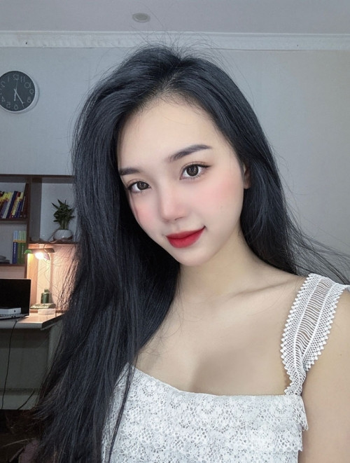 Cô vợ trẻ của Giáp Tuấn Dương ít khi đăng tải những hình ảnh “mát mẻ” lên mạng xã hội.