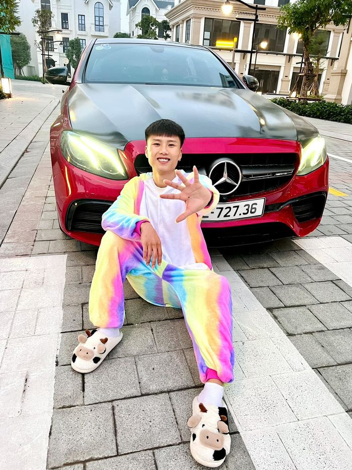 Tuy nhiên, để có được những thành công như hôm nay, Đạt Villa đã từng có cuộc sống cơ cực, anh phải bươn chải làm nhiều việc để duy trì cuộc sống.