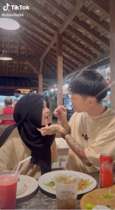 Đạt Villa tên thật là Đặng Thành Đạt, sinh năm 1994 tại Hà Nội. Sau khi được nhiều người biết đến qua MXH TikTok, anh quyết tâm đầu tư nhiều hơn cho nền tảng này.