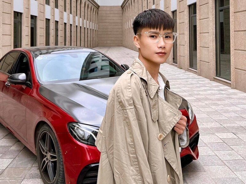 Phương tiện duy nhất ngày đó để Đạt Villa quay video là chiếc điện thoại bình dân, còn lại là một mình anh tự sản xuất và đăng tải video. Có thể thấy được, những clip TikTok ngày đó đều mộc mạc, đậm chất cây nhà lá vườn.