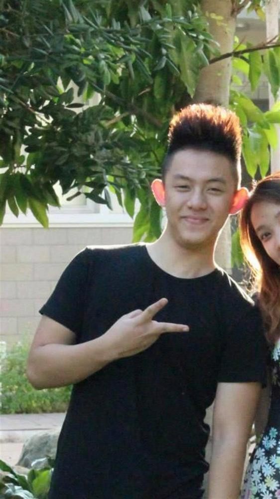 Trong hình, CEO Tống Đông Khuê mặc áo phông đen, để kiểu tóc "vuốt vuốt keo" và đứng bên cạnh là một người phụ nữ. Anh chàng 9X lúc đó chắc khoảng 17-18 tuổi, rất ra dáng một thanh niên trai tráng.