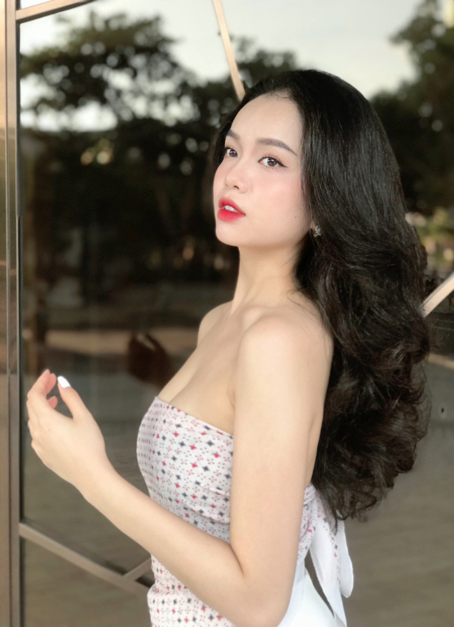 Mỗi ngày, hot girl ngành hàng không đều dành 1 tiếng để đạp xe. Ngoài ra, Thiện Mỹ còn kết hợp nâng tạ, tập gym khoảng 20 phút mỗi ngày, tập trung vào từng nhóm cơ.