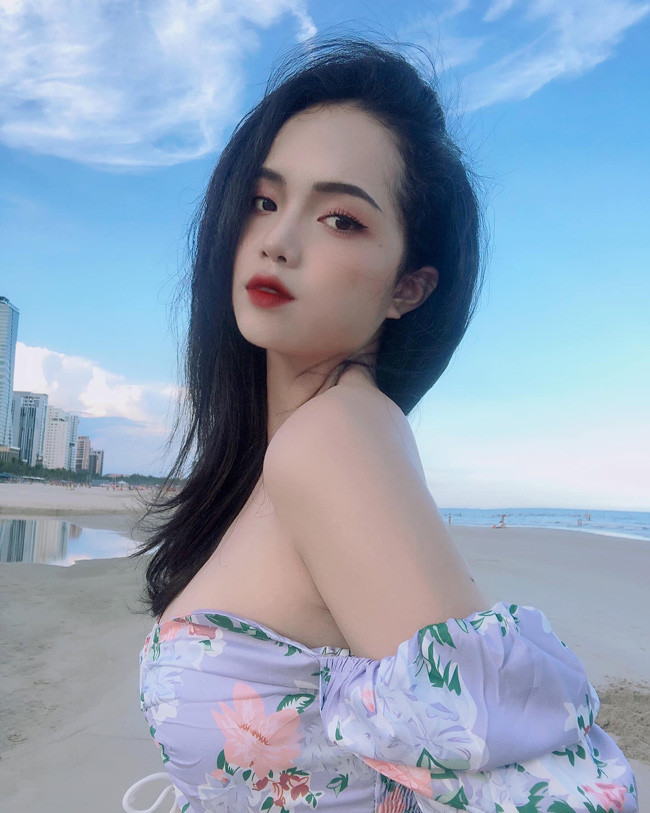 Trên trang cá nhân, nữ tiếp viên hàng không thường xuyên đăng tải những hình ảnh diện trang phục gợi cảm, đặc biệt là váy/áo tôn vòng 1, khai thác vẻ đẹp hình thể tối đa.