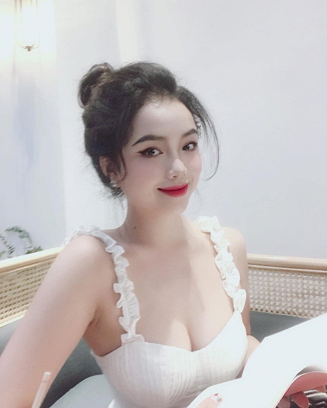 Ở ngoài đời, Thiện Mỹ gây ấn tượng bởi nhan sắc xinh đẹp cùng vóc dáng quyến rũ.