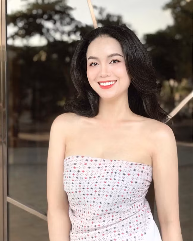 Chẳng những sở hữu thềm ngực như "báu vật", Thiện Mỹ còn sở hữu vòng eo "thắt cổ chai" mê hoặc.