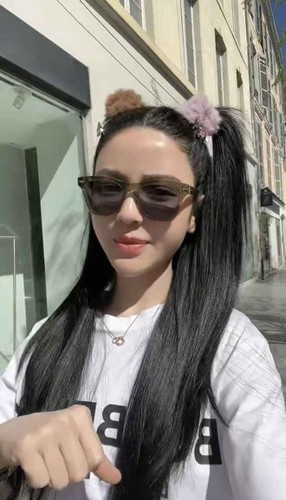 Dân mạng đồn đoán gái xinh quê Sơn Tây muốn công khai người yêu lắm rồi nhưng vẫn còn đang kiêng dè bởi Hải "con" chưa muốn làm điều đó.