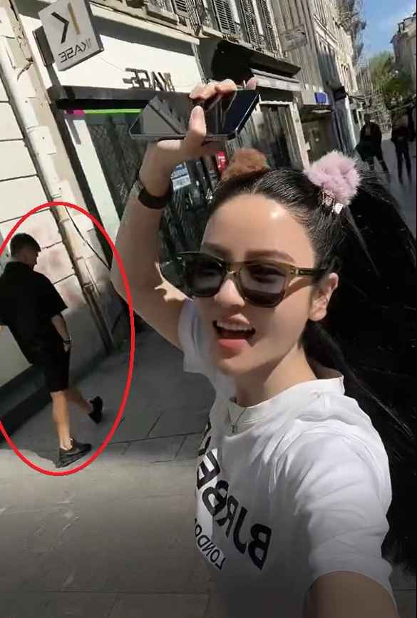 Quang Hải lúc đó đang lấy đồ từ cốp xe. Có vẻ như sau hai năm yêu đương âm thầm, đây là lúc cặp đôi dần công khai chuyện hẹn hò với người hâm mộ.