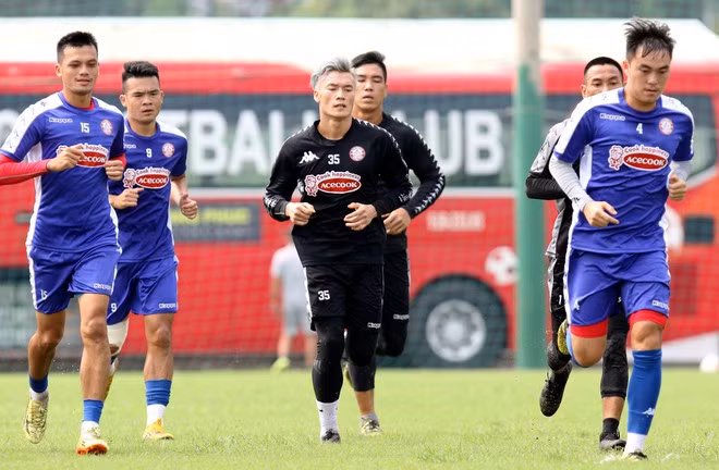 Thời gian qua, Bùi Tiến Dũng tiếp tục ngày tập luyện với đội bóng chủ quản TP.HCM. Chàng thủ môn quê Thanh Hóa đã "trình làng" quả tóc mới được nhuộm màu bạch kim.