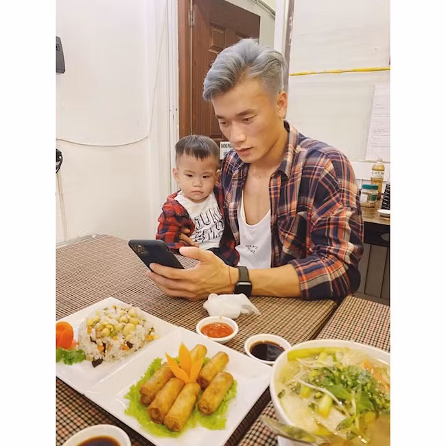 Hình ảnh mái tóc bạc của Bùi Tiến Dũng nhanh chóng được dân tình chia sẻ trên MXH.