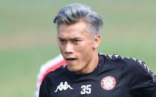 Mái tóc bạc của Bùi Tiến Dũng từng được đồng đội tại ĐTQG Việt Nam là Văn Toàn thực hiện.