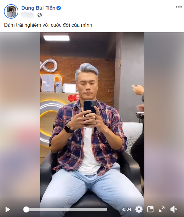 Bằng chứng sau khi CLB TP HCM đăng loạt bức hình tập luyện của đội nhà, trong đó có tấm ảnh cận nét mái tóc mới của thủ môn người Thanh Hóa, các fan đều cho rằng tóc mới của thủ môn 23 tuổi không hợp và bị chê già.