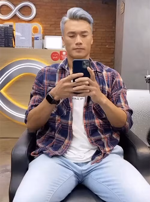 Click vào mục bình luận không khó để nhận ra những dòng chê bai của người hâm mộ: "Nhuộm màu xấu", "Anh già BTD", "Nhuộm màu này nhìn già quá anh ơi", "Dũng già nhất đội rồi"...