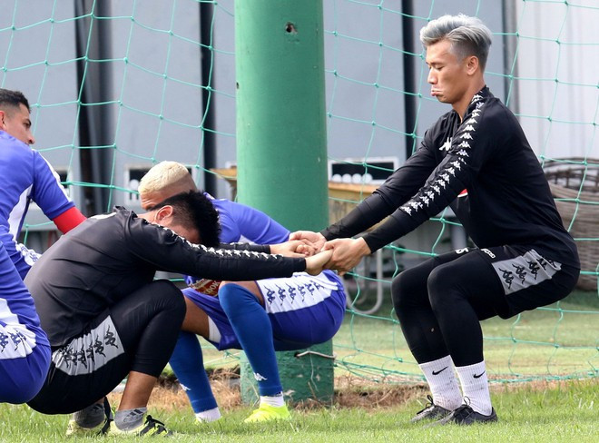 Biểu cảm của "gã đầu bạc" Bùi Tiến Dũng.