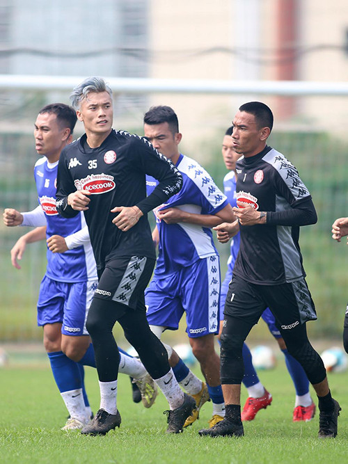 Nhìn mái tóc của Tiến Dũng quá nổi bật trên sân tập.