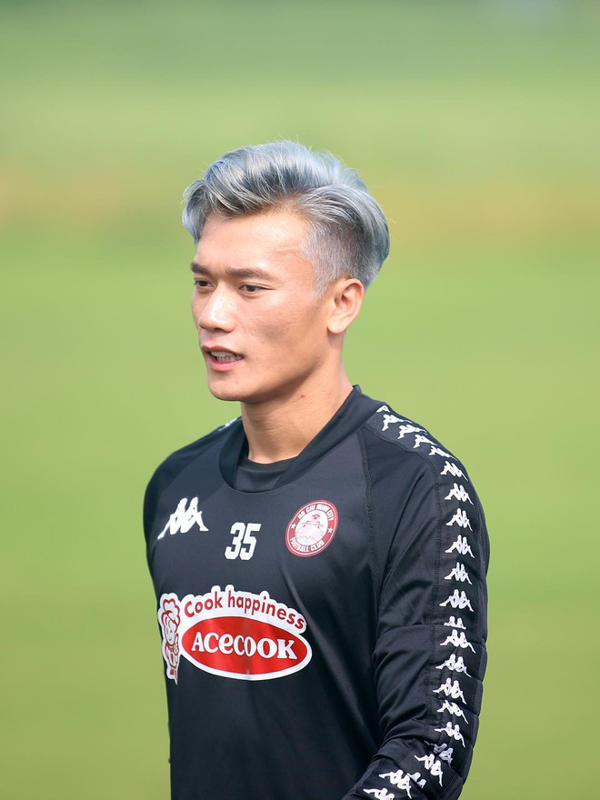 Theo nhận xét của fan hâm mộ, dù đây không phải kiểu tóc mới và từng được các sao thử trải nghiệm một lần nhưng bất cứ hoàn cảnh nào thì bạch kim vẫn hợp thời.