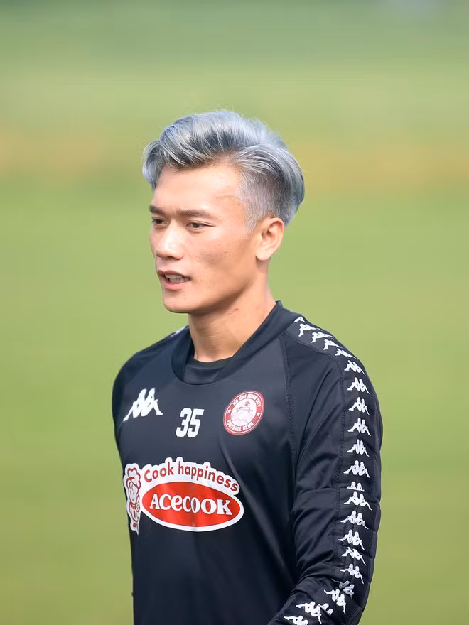 Theo nhận xét của fan hâm mộ, dù đây không phải kiểu tóc mới và từng được các sao thử trải nghiệm một lần nhưng bất cứ hoàn cảnh nào thì bạch kim vẫn hợp thời.