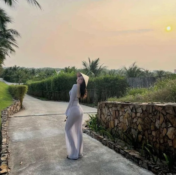 Chính vì lẽ đó mà lướt qua trang cá nhân, có thể thấy phong cách của Thụy Hân đa dạng và rất được công chúng chú ý.