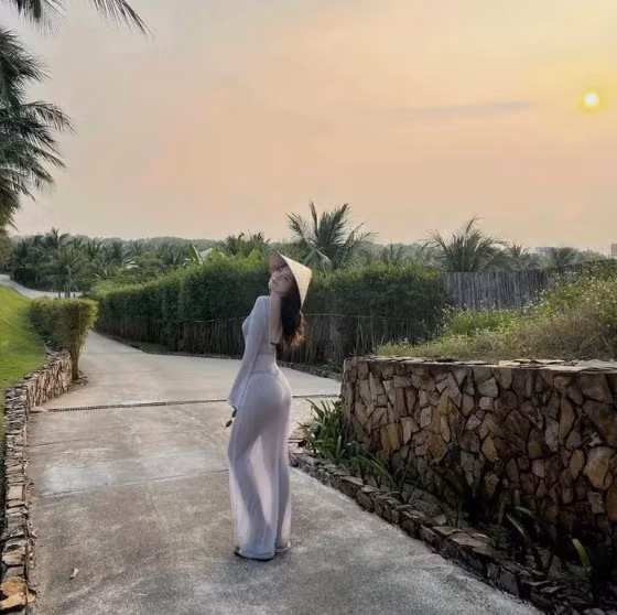 Chính vì lẽ đó mà lướt qua trang cá nhân, có thể thấy phong cách của Thụy Hân đa dạng và rất được công chúng chú ý.