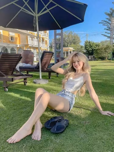 Không thể phủ nhận sự quyến rũ, giúp tôn lên đường cong người mặc được Thụy Hân tận dụng triệt để.