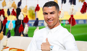 Không nghi ngờ CR7 là một trong những cầu thủ đẹp trai nhất hành tinh. Ronaldo là tuyển thủ quốc gia của đội tuyển Bồ Đào Nha và là chân sút hàng đầu của Real Madrid. Tiền đạo này phát triển sự nghiệp gần như Beckham sau khi nổi tiếng ở cả trong và ngoài sân cỏ. Cựu tiền đạo của Man United luôn bóng bẩy trước ống kính thu hình và sở hữu riêng thương hiệu thời trang.