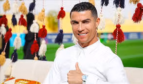 Không nghi ngờ CR7 là một trong những cầu thủ đẹp trai nhất hành tinh. Ronaldo là tuyển thủ quốc gia của đội tuyển Bồ Đào Nha và là chân sút hàng đầu của Real Madrid. Tiền đạo này phát triển sự nghiệp gần như Beckham sau khi nổi tiếng ở cả trong và ngoài sân cỏ. Cựu tiền đạo của Man United luôn bóng bẩy trước ống kính thu hình và sở hữu riêng thương hiệu thời trang.