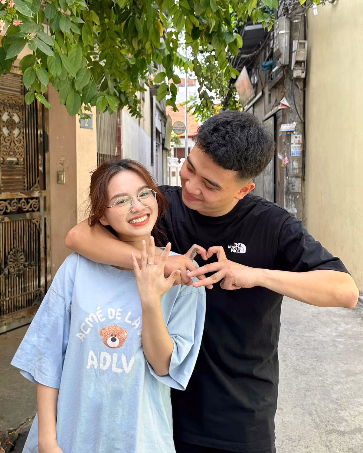 Đặng Thu Hà hay còn biết tới với biệt danh Hà "mã tấu" chưa từng công khai người yêu, thậm chí còn dính tin đồn hẹn hò cùng Nhím, đàn em thân thiết của Độ Mixi. Thế nên khi chia sẻ sắp lấy chồng càng làm người hâm mộ tò mò.