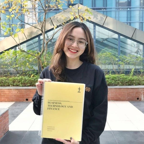 Đến đây, fan hâm mộ Hà Mã Tấu không khỏi ngạc nhiên khi cô nàng là một người nổi tiếng có nhiều người theo dõi, nhưng chồng sắp cưới dường như không xứng với cô.