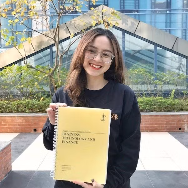 Đến đây, fan hâm mộ Hà Mã Tấu không khỏi ngạc nhiên khi cô nàng là một người nổi tiếng có nhiều người theo dõi, nhưng chồng sắp cưới dường như không xứng với cô.