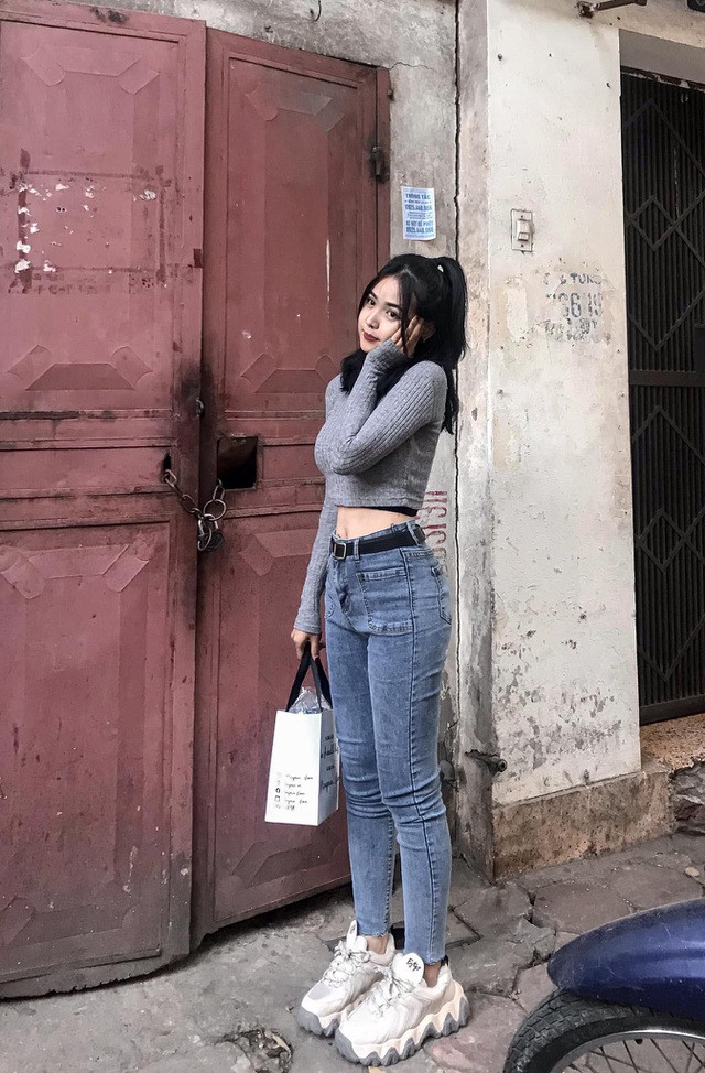 Ngay sau khi được netizen truyền tay nhau, nữ chính trong bức ảnh đã được truy tìm. Và cũng chẳng mất quá nhiều thời gian, thông tin đầu tiên về nàng hot girl nổi tiếng nhờ 1 bức ảnh cũng lộ diện.