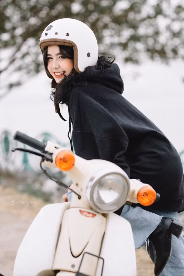 Theo tìm hiểu của netizen, nữ chính khiến netizen xao xuyến vừa qua có tên Nguyễn Ngọc Yến, đến từ Hải Phòng. Hiện cô nàng là sinh viên năm ba ngành Luật của trường ĐH Luật Hà Nội.