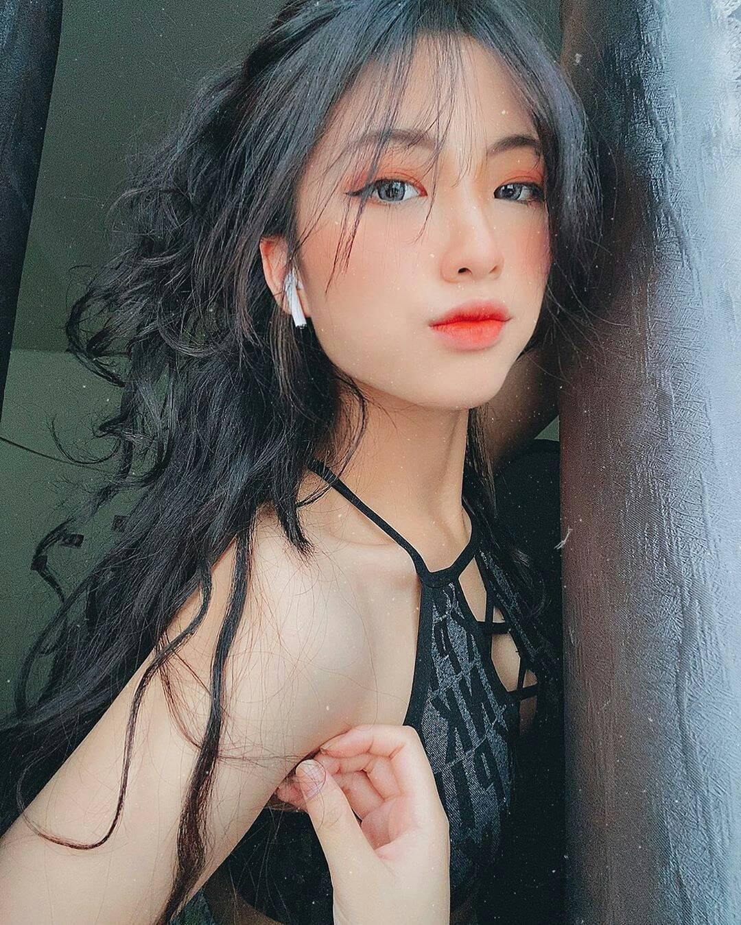 Ngoài ra, trên nền tảng Facebook hay Instagram của Zika Hila cũng được đông đảo dân mạng quan tâm với số người theo dõi cao.