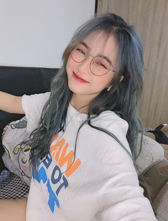 Hiện tại dù còn nhỏ tuổi nhưng Zika Hila không ngại thử sức ở nhiều vai trò khác nhau như mẫu ảnh, mẫu quảng cáo, PR sản phẩm,…nhờ đó mà ngay khi còn ngồi trên ghế nhà trường cô nữ sinh đã có nguồn thu nhập đáng ngưỡng mộ.