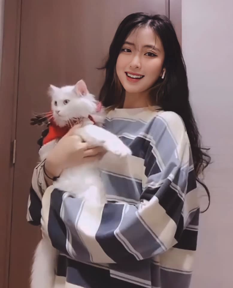 Với nhan sắc xinh đẹp, sống mũi cao, đôi mắt to tròn cùng nụ cười duyên dáng, không khó để Zika Hila gây ấn tượng mạnh với người đối diện. Cũng nhờ lợi thế này cùng thân hình cân đối, gái xinh trở thành gương mặt quen thuộc trong giới người mẫu ảnh.