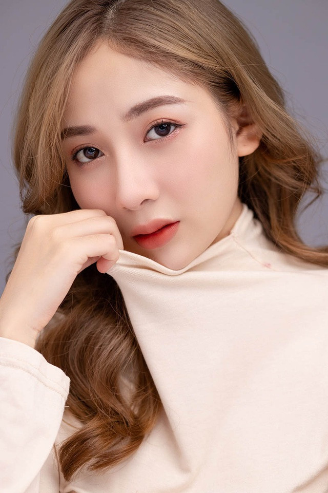 Hứa Như Quỳnh hiện đang là sinh viên ngành Báo chí, trường Đại học Khoa học Xã hội và Nhân văn Hà Nội. Hot girl Tuyên Quang này còn từng xuất hiện trong vai trò CTV của kênh truyền hình dành cho giới trẻ của Đài truyền hình Việt Nam (VTV6).