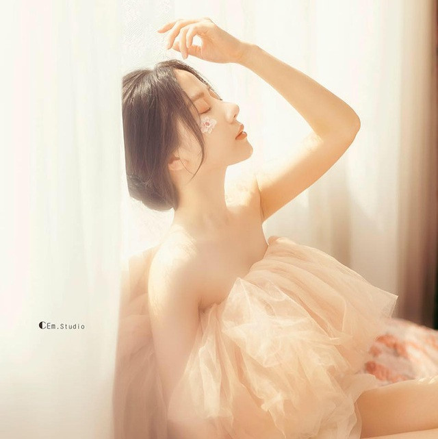 Chia sẻ về bản thân mình, Như Quỳnh chia sẻ: "Em may mắn được mọi người biết đến và dành tình cảm yêu quý. Với bản thân em thì luôn cởi mở để kết bạn, em nghĩ có nhiều bạn bè cũng tốt mà. Hiện tại, em dành thời gian tập trung cho việc học cũng như các công việc làm thêm. Em khá hài lòng với những gì mình đang có và cố gắng để mọi thứ tốt hơn".