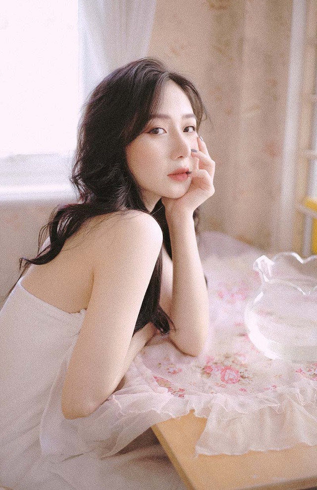 Ngoài thời gian dành cho việc học, Quỳnh cũng là người mẫu ảnh. Chính nhờ góc nghiêng không điểm chết cùng nét mong manh đầy chất thơ nên nữ sinh Tuyên Quang trở thành gương mặt khá hot.