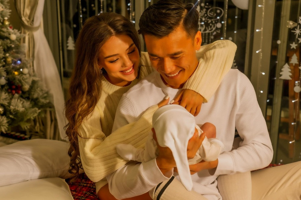 Biểu cảm đúng chuẩn ông bố ngóng con đã lâu này của Bùi Tiến Dũng khiến vợ Tây cũng phải bật cười.